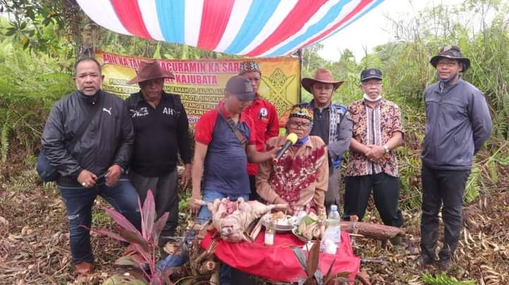 Masyarakat Kelurahan Pangmilang Singkawang Selatan melaksanakan ritual adat Nyemah Tanah.