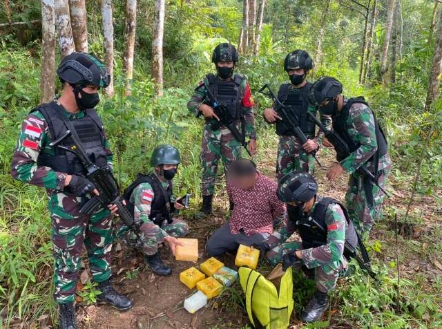 Penyelundupan narkoba jenis sabu seberat 8,169 kg berhasil digagalkan Satgas Pamtas di perbatasan RI - Malaysia.