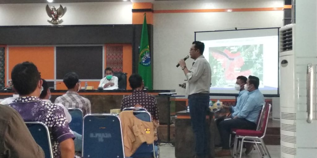 Wilayah Sungai Kalimantan I dan PT WIKA melakukan sosialisasi pemasangan geobag untuk mengatasi banjir yang terjadi di Sintang. Geobag ini merupakan langkah jangka pendek dari Kemeterian PUPR