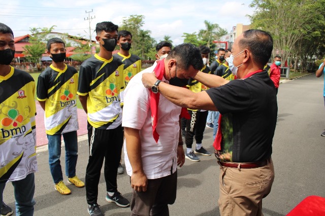 Wakil Bupati Sanggau melepas pemain U-17 di ajang Pial Suratin.