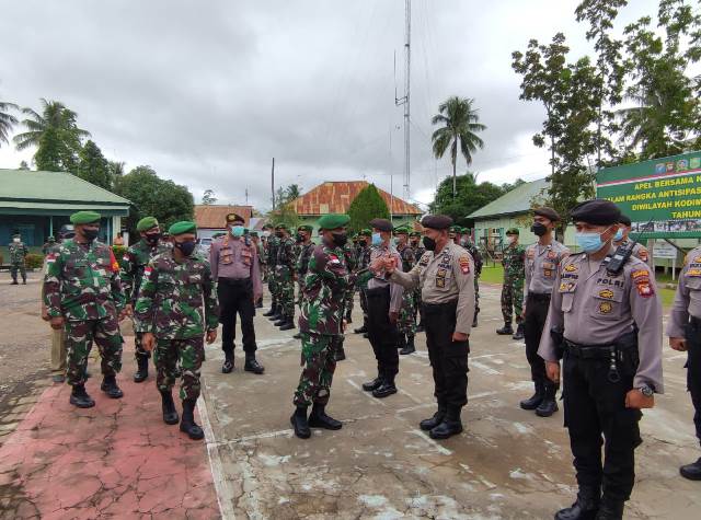 TNI dan Polri Dikerahkan Bantu Korban Banjir di Sanggau