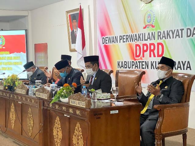 Wakil Ketua DPRD Kubu Raya saat pengesahan APBD Kubu Raya Tahun Anggaran 2022.