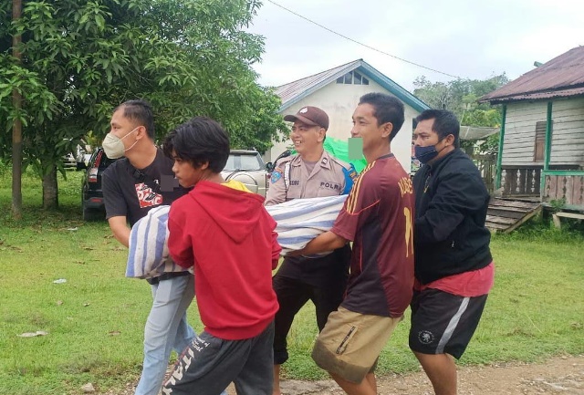Polisi dibantu saat mengaevakuasi warga Kedukul yang gantung diri di pohon karet