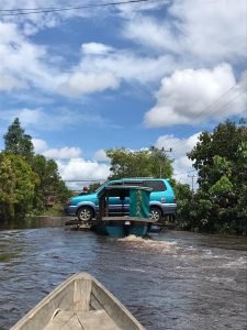Banjir Sintang, Sampan Angkut Mobil Tarif Hingga 2Juta