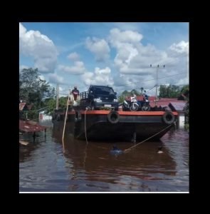 Pontong Masuk daratan Akibat Banjir Sintang