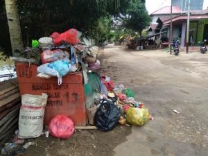 Tumpukan Sampah Meluber di TPS di Sui Sengkuang