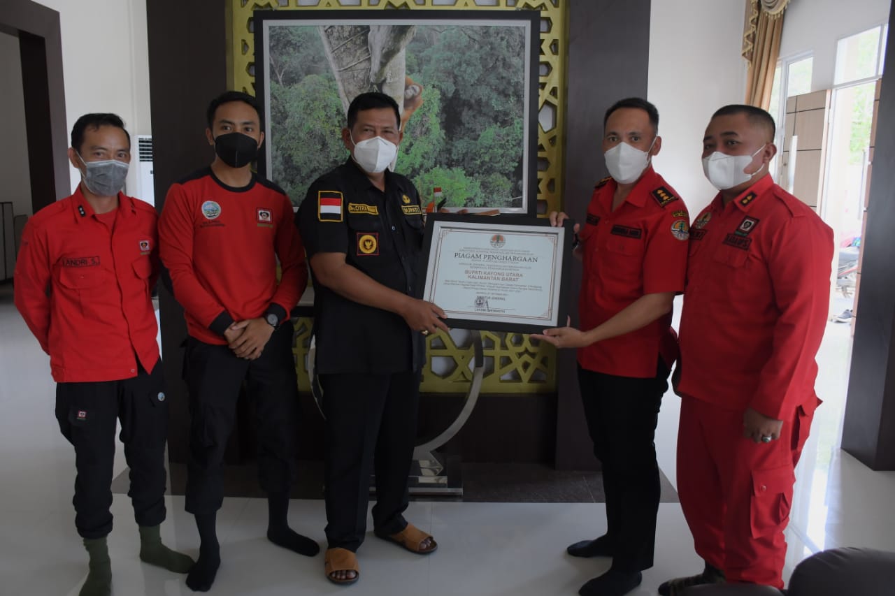 Bupati Kayong Utara Citra Duani menerima Penghargaan dari Kementerian Lingkungan Hidup dan Kehutanan Dirjen Pengendalian Perubahan Iklim.