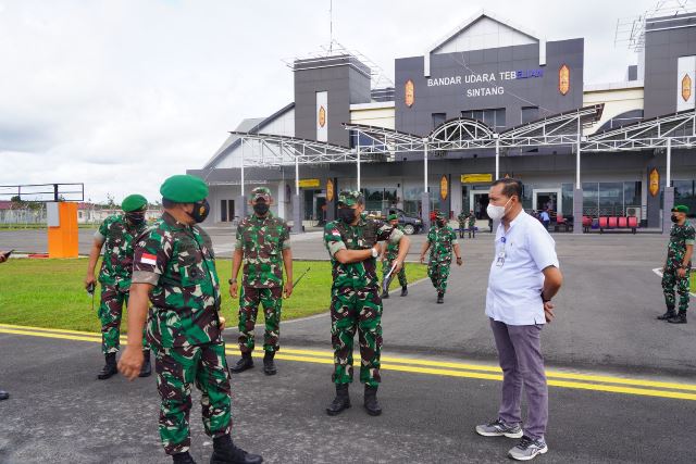 Danrem 121/Abw Brigjen TNI mengecek kesiapan bandara Tebelian yang akan diresmikan oleh Presiden Republik Indonesia Jokowi.