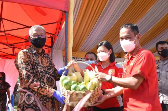 Kades Pusat Damai Siprianus saat menyerahkan hasil pertanian warga setempat seperti jagung dan timun kampung untuk Gubernur Kalbar, Minggu (10/12).
