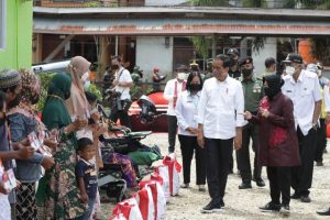 Jokowi Berikan Bantuan Sosial di Sintang