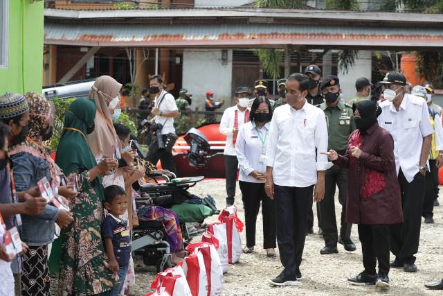 Presiden RI Joko Widodo didampingi Menteri Sosial Tri Rismaharini memberikan bantuan sosial secara simbolis kepada masyarakat Sintang.