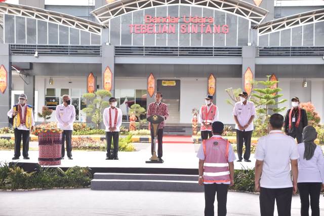 Presiden RI Joko Widodo meresmikan Bandar Udara Tebelian di Kabupaten Sintang.