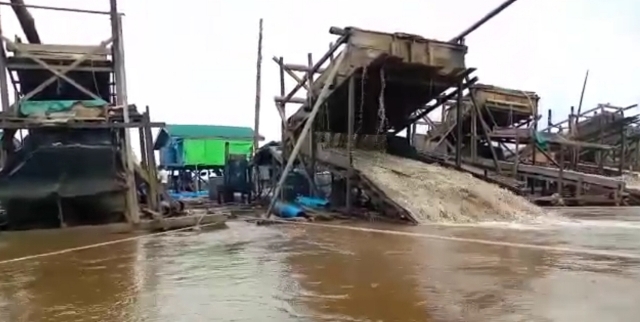 Mesin - mesin PETI saat beroperasi di Dusun Tanjung Priok Desa Inggis Kecamatan Mukok.