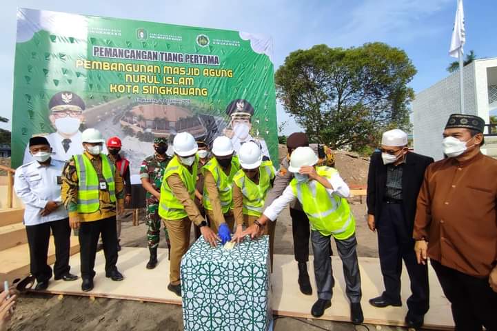 Gubernur Kalbar dan Wali kota Singkawang saat menekan tombol pemancangan tiang pertama Masjid Agung