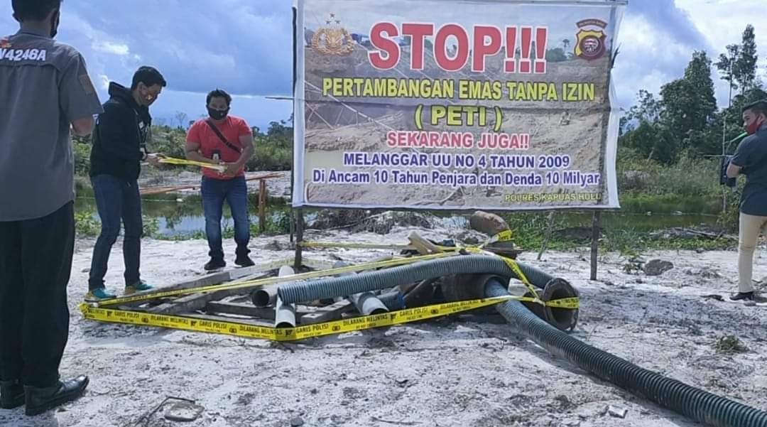Polres Kapuas Hulu yang berani dan tegas memasang papan pengumuman menyetop kegiatan Pertambangan Emas Tanpa Izin (PETI).