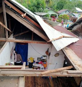 Rumah Warga di Tanjung Kapuas Dihantam Angin Kencang