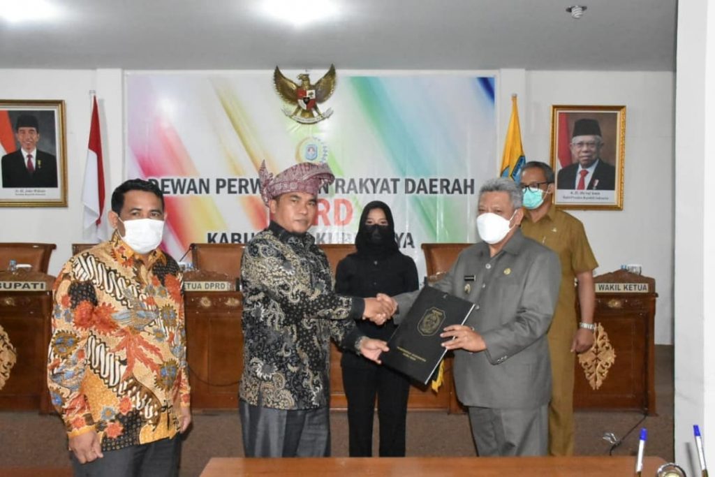 Wakil Ketua DPRD Kubu Raya saat menerima rancangan keputusan hibah PLTS dan Gedung Bumdes dari Bupati Kubu Raya.