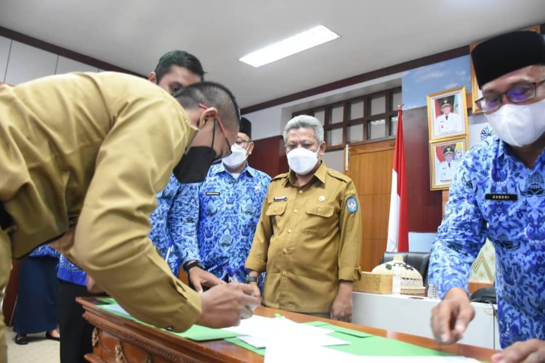 Penyerahan aset Pemkab Kubu Raya kepada Kepala Desa yang menanda tangani administrasinya.