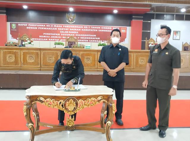 Unsur pimpinan DPRD Sanggau menanda tanganani berita acara pergantian AKD dalam rapat paripurna