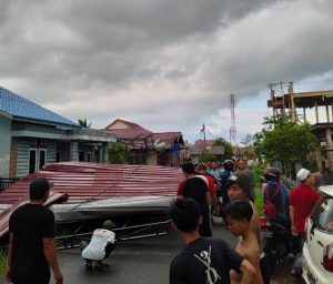 Puting Beliung Porak-porandakan Rumah di Tanjung Raya