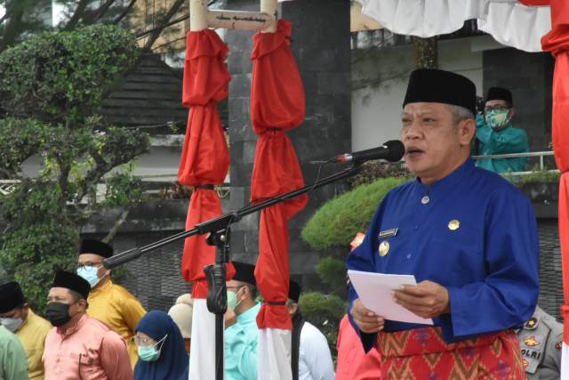 Bupati Kubu Raya saat upacara memperingati HUT ke-65 Pemprov Kalbar yang jatuh setiap tanggal 28 Januari.