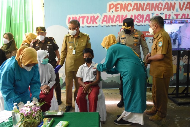 Gubernur Kalbar, Kapolda Kalbar dan Bupati Kubu Raya meninjau vaksinasi anak yang dicanangkan di Kabupaten Kubu Raya