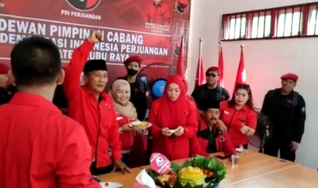 Pemotongan tumpeng pengurus DPC PDIP Kubu Raya dalam rangka memperingati HUT ke-49 PDIP