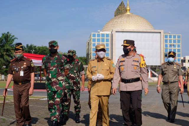 Kapolda, Gubernur, Pangdam dan Kejati Kalbar saat apel pasukan Operasi Liong Kapuas di Mapolda Kalbar.