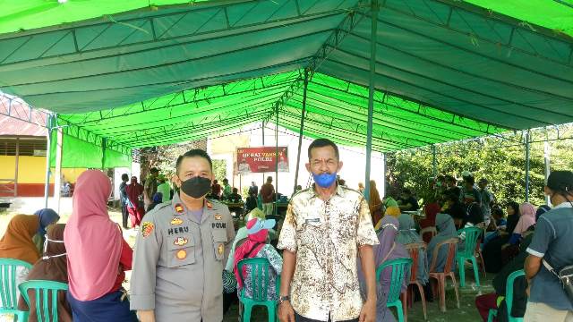 Kapolsek Kubu dan Kepala Desa Teluk Nangka tinjau vaksinasi di Desa Teluk Nangka Kecamatan Kubu