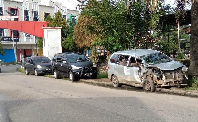 Kendaraan yang terparkir di atas trotoar sebagai sarana untuk pejalan kaki.