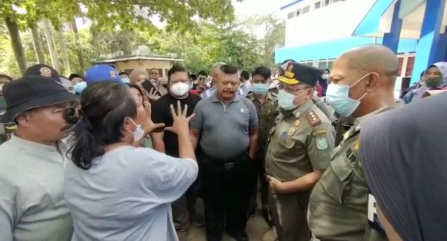 Puluhan pedagang yang berjualan di kawasan Gelanggang Olahraga (GOR) Khatulistiwa melakukan aksi demo lantaran dilarang berjualan