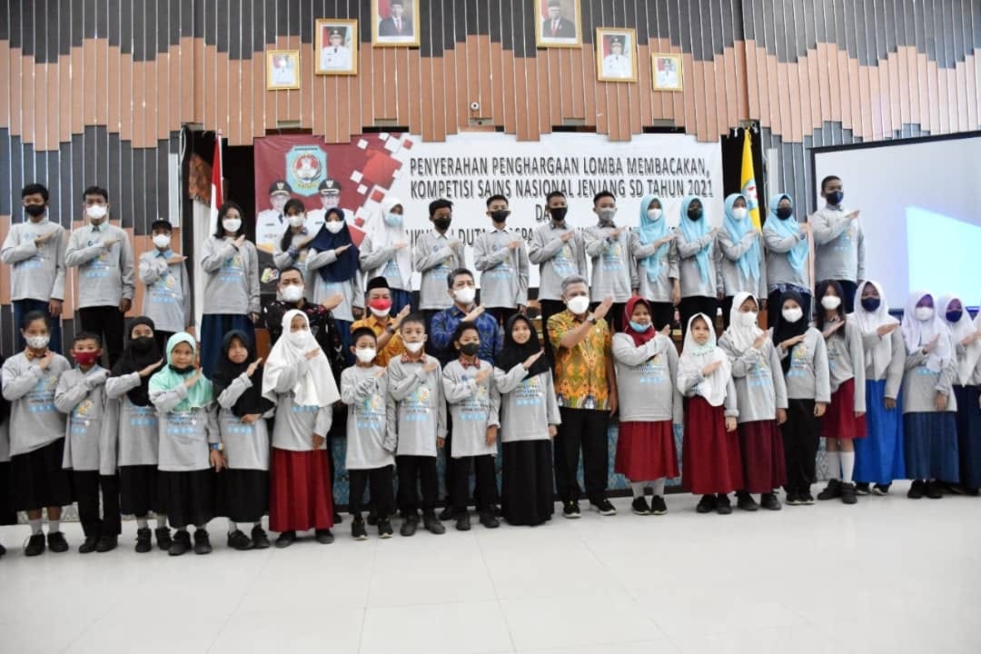 Bupati Kubu Raya saat mengukuhkan duta geospasial cilik yang merupakan para pemenang lomba menggambar desa.