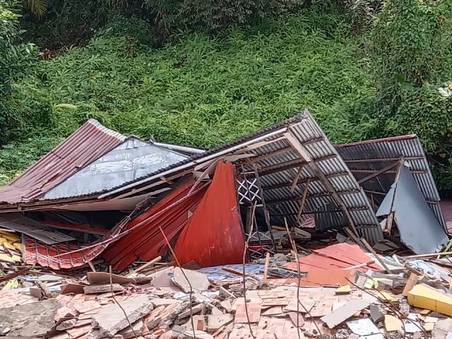 Rumah warga yang ambruk dikarenakan tanah longsor pada Minggu (2/1).