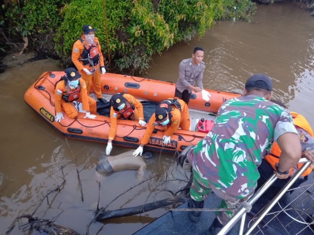 Anggota TRC saat berjibaku menyelematkan korban tenggelam.