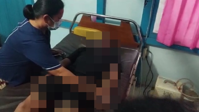 Ibu pasien yang diduga tidak mendapatkan pelayanan kesehatan di Puskesmas Meliau sedang meratapi anaknya