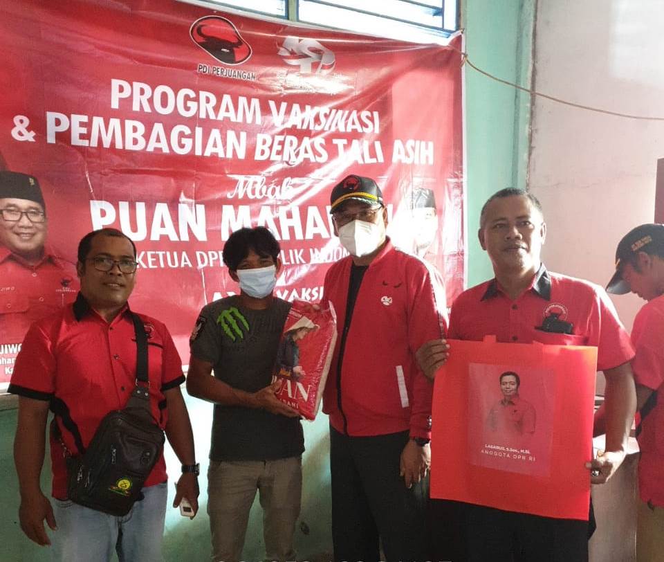 Ketua DPC PDI Perjuangan memberikan tali asih berupa beras kepada masyarakat yang mengikuti vaksinasi di Desa Sui Deras Kecamatan Teluk Pakedai. Foto: ist