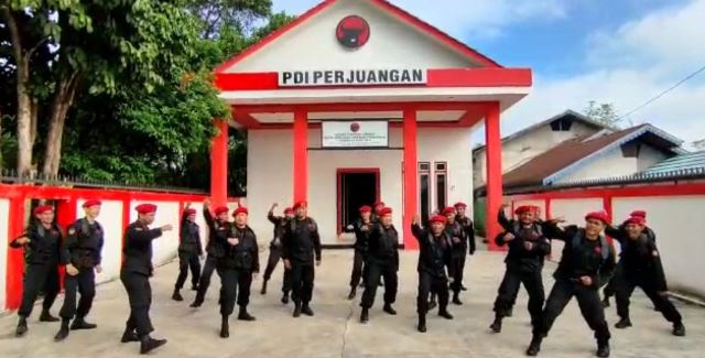 Satgas dari DPC PDI Perjuangan Kabupaten Kubu Raya yang mengikutkan sebanyak 21 orang lomba yel-yel dalam rangka HUT ke-49 PDIP