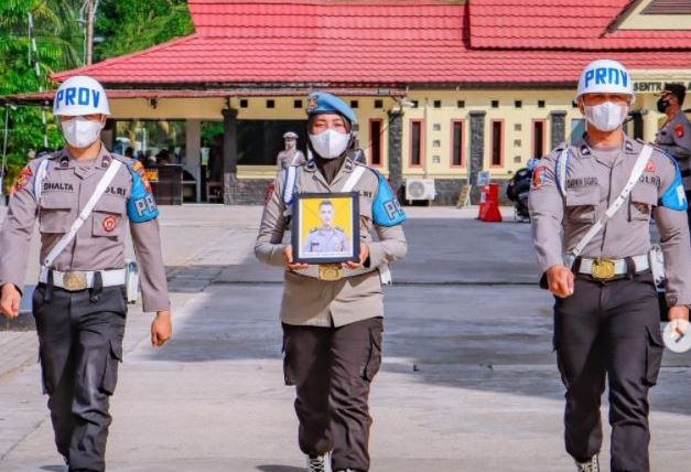 Tiga personel saat membawa foto seorang oknum Polresta Pontianak yang dipecat lantaran tersandung kasus asusila.