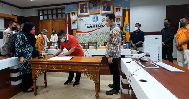 Anggota DPRD Kubu Raya menanda tangani perjanjian kesepakatan damai dua koperasi buruh yang sempat bentrok