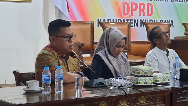 Anggota Komisi III DPRD Kubu Raya saat raker bersama PLN yang membahas persoalan listrik di Kubu Raya