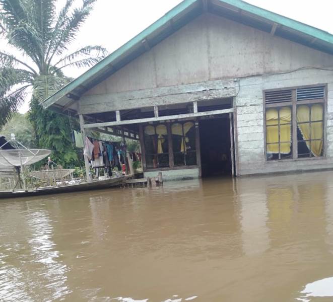 Kondisi Banjir di Desa Pagar Silok Kecamatan Tayan Hulu yang sudah terjadi selama seminggu.