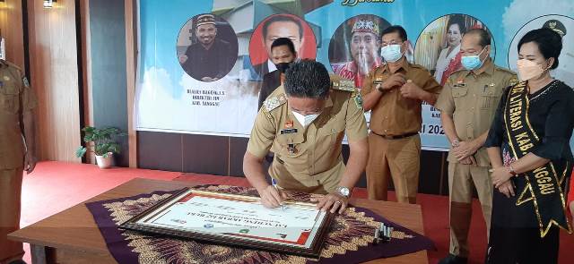 Bupati Sanggau launching 157 buku karya guru SD dan SMP Sanggau.