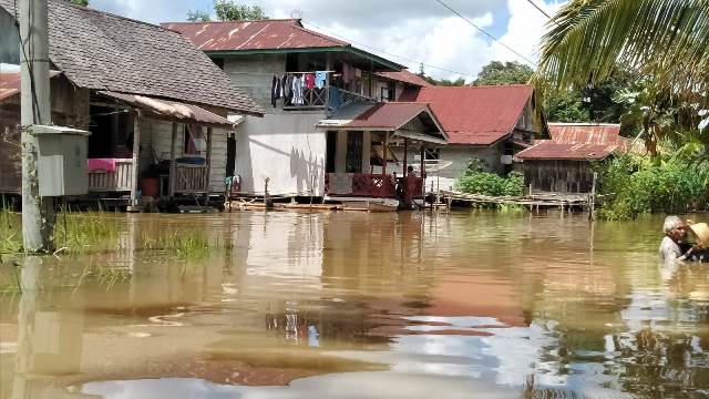 Debit air Sui Mengkiang semakin naik mengakibatkan pemukiman warga banyak yang terdampak banjir. Foto: ist