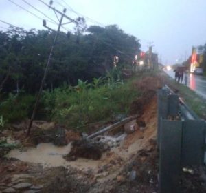 Jalan Nasional di KM 10 Sanggau Kelurahan Bunut Longsor