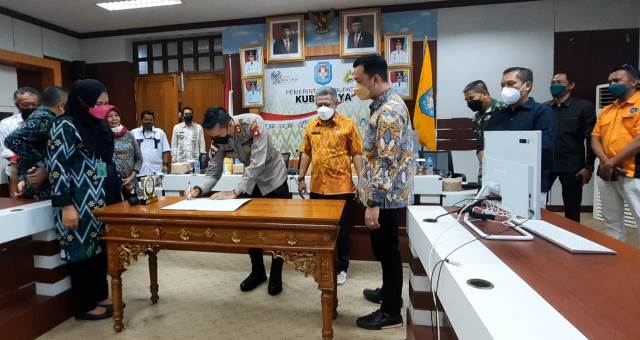 Kapolres Kubu Raya menanda tangani Berita Acara Perjanjian Kesepakatan Perdamaian dua koperasi buruh yakni Koperasi MJP dan TKKBM yang sempat bentrok Rabu (9/2)