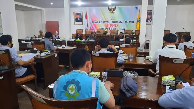 Komisi III DPRD Kubu Raya saat raker bersama PT PLN Kalbar membahas persoalan listrik di Kubu Raya.