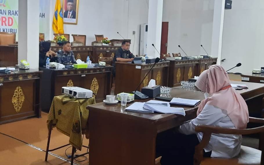 Komisi III DPRD saat raker dengan PT PLN kesal yang dinilai tidak komitmen mengatasi persoalan listrik di Kecamatan Batu Ampar