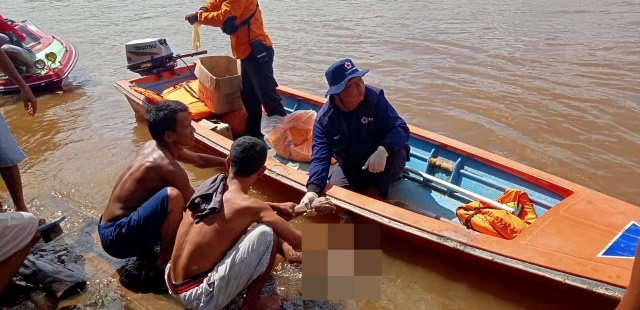 Tim SAR Gabungan bersama warga saat menemukan Manan di Sui Kapuas.