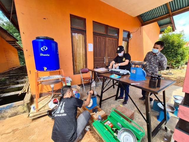 Penera Disperindagkop dan UM Sanggau sedang melakukan uji alat ukur.