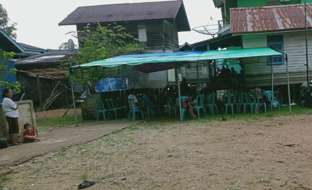 Suasana duka di rumah korban yang meninggal dalam kecelakaan kerja PETI.